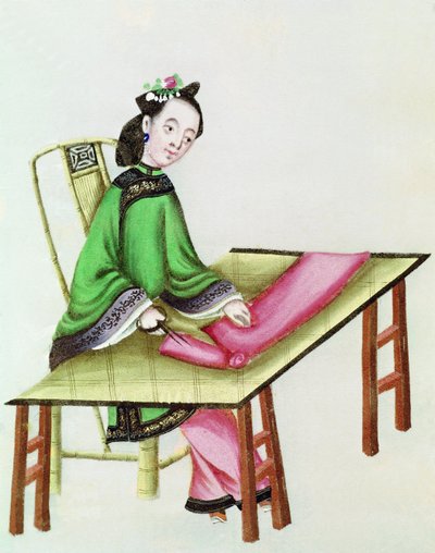 Une femme chinoise coupant du tissu, période Qianlong (1736-96) - Chinese School